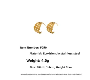 Détail de boucles d'oreilles C dorées montrant les dimensions 1,4x2cm et l'acier inoxydable
