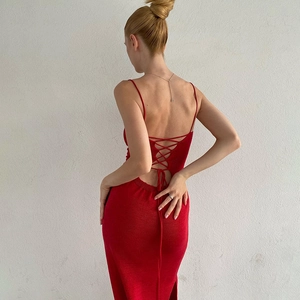 Détail de la robe rouge en maille montrant le dos nu et les lacets à l'arrière