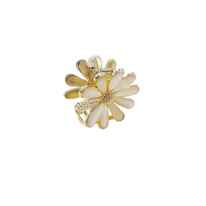 Pince à cheveux marguerite dorée élégante avec pétales d'opale, perles et cristaux
