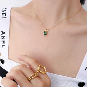 Collana vintage con ciondolo smeraldo e anello strutturato in oro 18k su modella