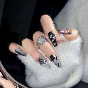 Dunkle Punk-Cat-Eye-Nägel zum Aufdrücken mit Silberglitzer, Totenkopf und Spinnennetz
