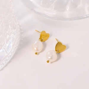 Boucles d'oreilles cœur doré avec pendentif perle blanche pour un style minimaliste