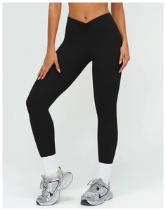 Détail du legging taille haute avec ceinture croisée en V et effet froncé noir