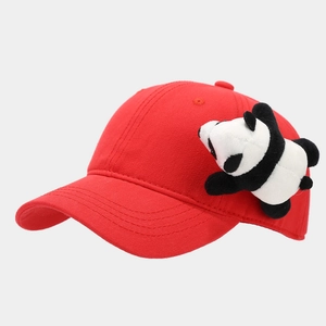 Détail d'une casquette rouge pour enfant avec peluche panda 3D et sergé de coton