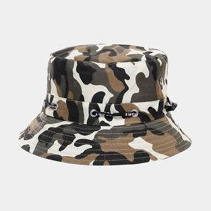 Detail eines Camouflage-Anglerhuts mit Metallösen und dekorativen Kordeln mit Schriftzug