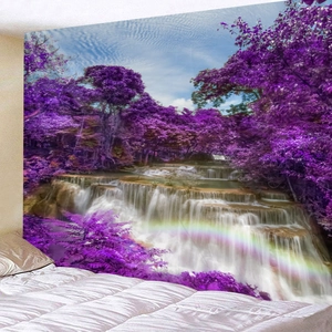 Surrealer Wasserfall Wandteppich mit lila Wald und Regenbogen für das Schlafzimmer
