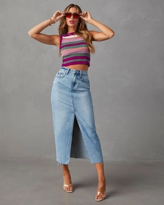 Gonna midi di jeans azzurro a vita alta con spacco e crop top in maglia a righe
