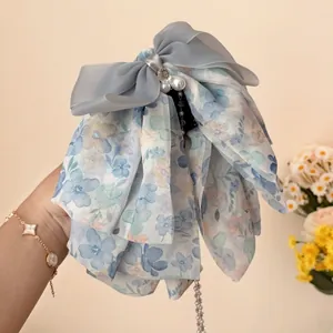 Pince à cheveux noeud floral bleu avec glands en perles et accents de cristaux