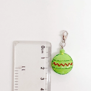 Referencia de tamaño del colgante de árbol de Navidad verde con escala que muestra 4cm