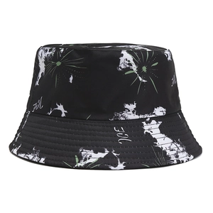 Détail du motif de feuilles et de la texture éclaboussures sur un bob en toile noir