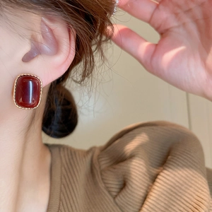 Retro square earrings with burgundy acrylic stone and gold-plated rope frame on a model