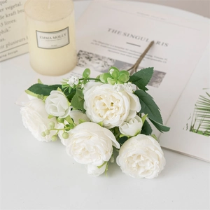 Gros plan détaillé d'un bouquet de pivoines artificielles blanches pour décoration