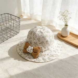 Détail du chapeau de soleil à fleurs pour bébé avec gros nœud brun et lapin 3D
