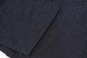 Vista macro de la textura del tejido denim sarga azul oscuro y detalles de tejido