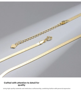 Dettaglio della catena a serpente in argento S925 placcato oro con cuore e chiusura