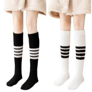 Flauschige gestreifte Overknee-Socken aus schwarzem und weißem Plüsch für den Winter