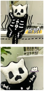 Detalle del lindo bolso de monstruo de peluche negro con patrón de esqueleto bordado