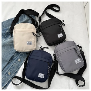 Vue à plat de petits sacs bandoulière en nylon en beige, noir, marine et gris