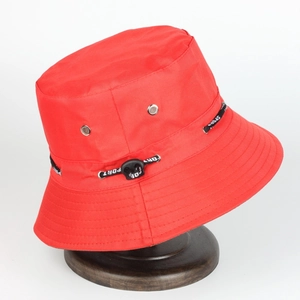 Détail du chapeau de soleil rouge avec œillets métalliques et cordon SPORT réglable