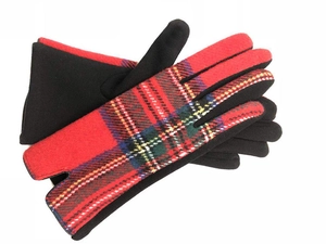 Detailansicht des roten Schottenmusters und Wollmischgewebes dieser Winterhandschuhe