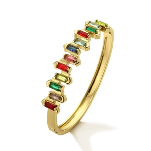 Eleganter vergoldeter Armreif mit bunten rechteckigen Zirkoniasteinen im Regenbogen-Stil