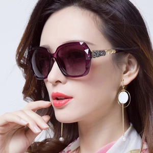 Fashionable oversized women's sunglasses with purple frame and hollow metal temples