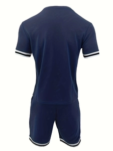 Vue arrière d'un ensemble t-shirt et short de sport bleu marine pour hommes