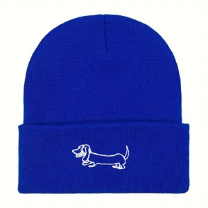 Bonnet en maille bleu roi avec broderie de teckel blanc sur le revers de ce bonnet d'hiver