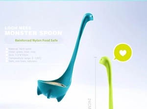 Creatieve Nessie soeplepel met pootjes staand op blauwe achtergrond