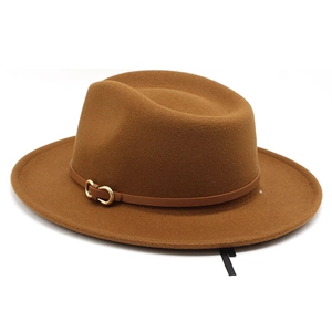 Vue détaillée du chapeau fedora marron avec lanière en cuir et boucle en métal doré