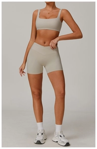 Nahaufnahme der beigen Yoga-Shorts mit hohem V-Kreuz-Bund und elastischem Gewebe
