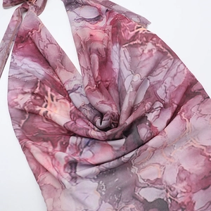 Détail de la robe licou à imprimé marbre violet montrant la texture du tissu en maille