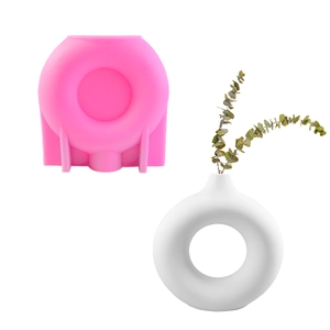 Vista macro dello stampo in silicone circolare e vaso donut bianco con eucalipto