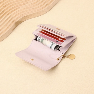 Vista interna del portafoglio in pelle rosa chiaro con slot per carte e ciondolo