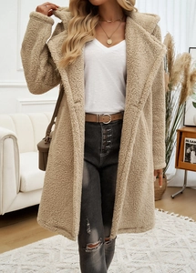 Nahaufnahme des beigen Teddy-Mantels mit Kapuze und weichem Design für Damen im Herbst