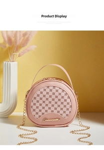 Détail du mini sac rond rose avec texture trèfle et bandoulière chaîne dorée pour femme