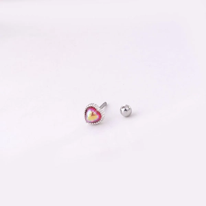 Clou d'oreille cœur en acier titane avec gemme arc-en-ciel et fermoir boule vissé