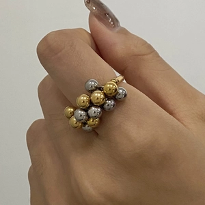 Dettaglio dell'anello a sfere bicolore in oro e argento in acciaio al titanio