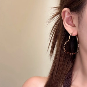 Retro leopard print heart-shaped hoop earrings for women with high-end vintage style