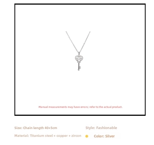 Détail du collier pendentif clé en cœur argenté en acier titane avec zircons