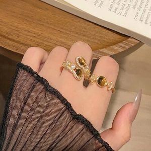 Anello occhio di tigre placcato oro con zirconi in elegante stile vintage