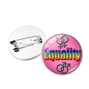Détail de la broche arc-en-ciel Equality avec dos en métal et émail rose vif