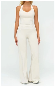 Détail de l'ensemble de yoga blanc crème avec haut dos nu et pantalon évasé taille haute