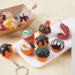 Llavero realista de modelo de comida Takoyaki con salsa en bandeja de papel marrón