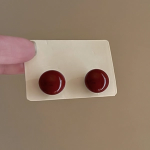 Boucles d'oreilles perles rondes rouge foncé classiques sur carte pour un style vintage
