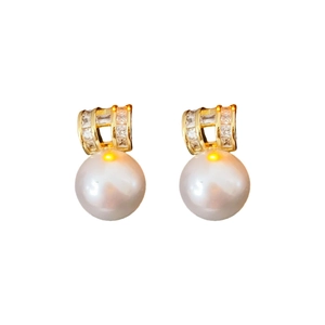 French vintage style gold-plated pearl stud earrings with sparkling zircon accents