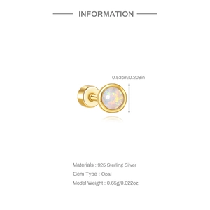 Vue macro détaillée du clou d'oreille plat en argent 925 et dimensions de la pierre d'opale