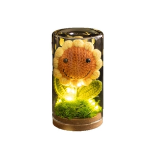 Luce notturna a girasole all'uncinetto con LED in cupola di vetro e base in legno