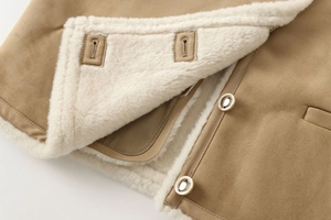 Detail der khakifarbenen Wildlederjacke mit Pelzfutter und Metallknöpfen für Damen