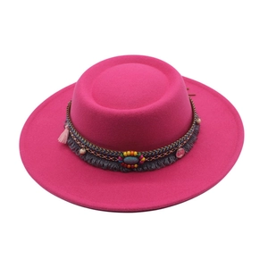 Chapeau fedora en feutre fuchsia à large bord avec perles ethniques et pompons bohèmes